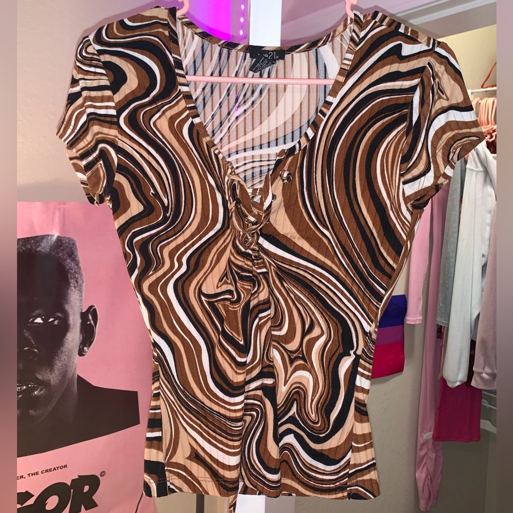 Short sleeve brown shirt with swirls
